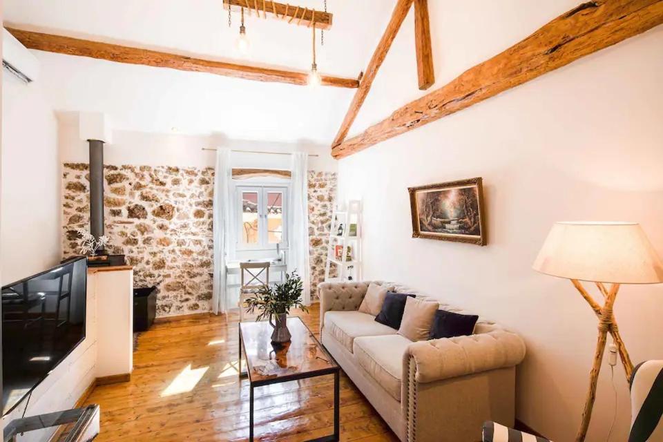 Alia House Holiday home Doukades